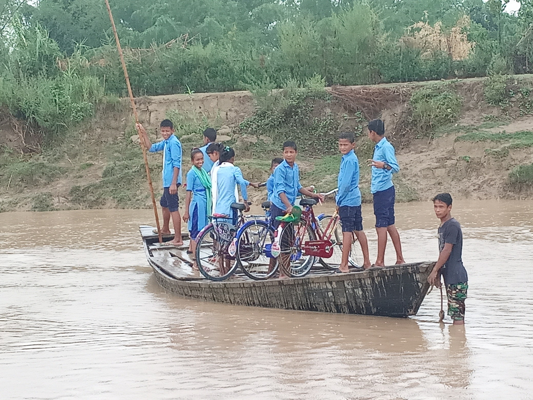 विद्यार्थीलाई डुंगाकै भर