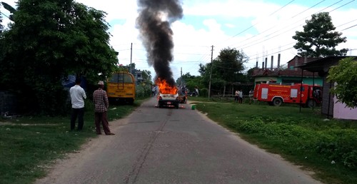 गुडिरहेको कारमा आगलागी भिडियो सहित हेर्नुहोस्