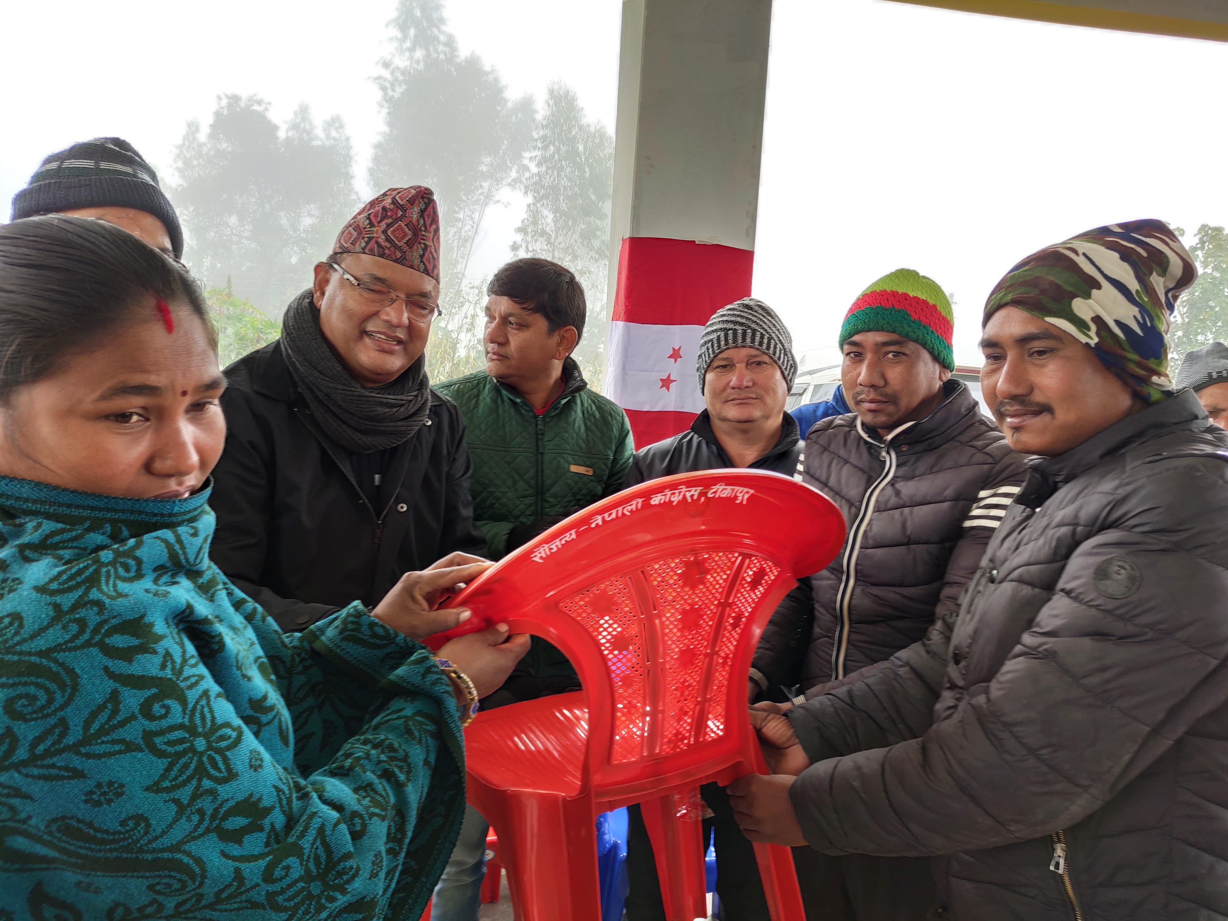 साँसद रावलद्वारा भर्तापुर समाजलाई कुर्सी प्रदान