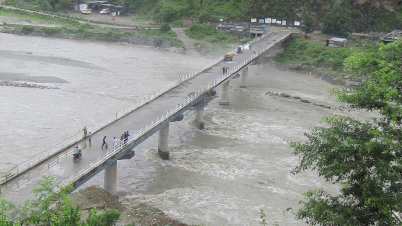 सेती नदीमा डुबेर दुई स्वास्थ्यकर्मी बेपत्ता