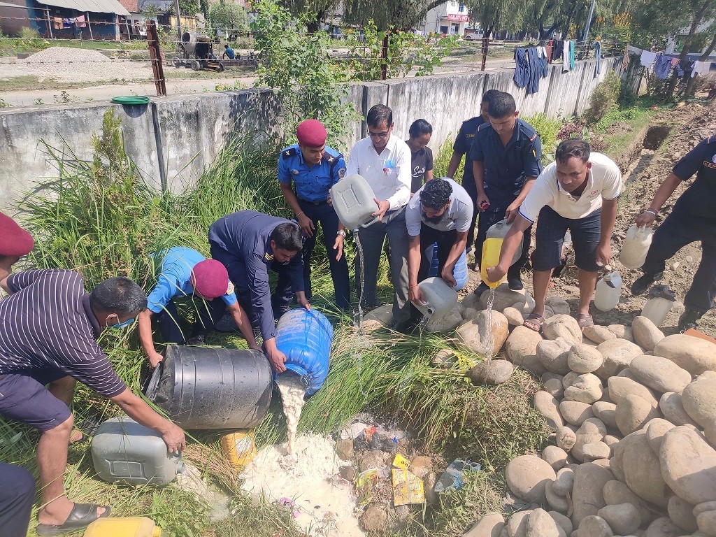 प्रहरीद्वारा तीनसय लिटर अवैध मदिरा नष्ट