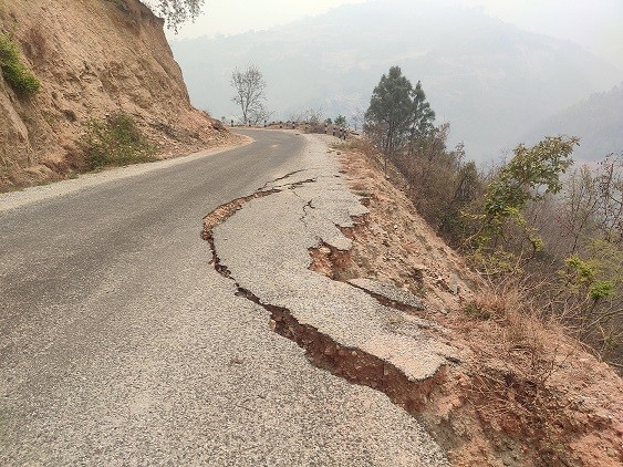 मध्यपहाडी राजमार्गः अघिअघि निर्माण पछिपछि भत्किदै