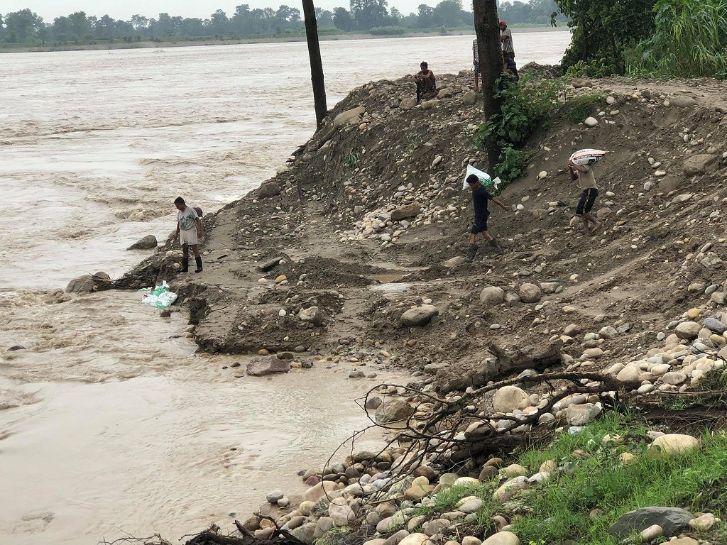 कर्णाली नदी गाउँ पस्ने खतरा बढ्यो, सचेत रहन वडा कार्यालयको अपिल