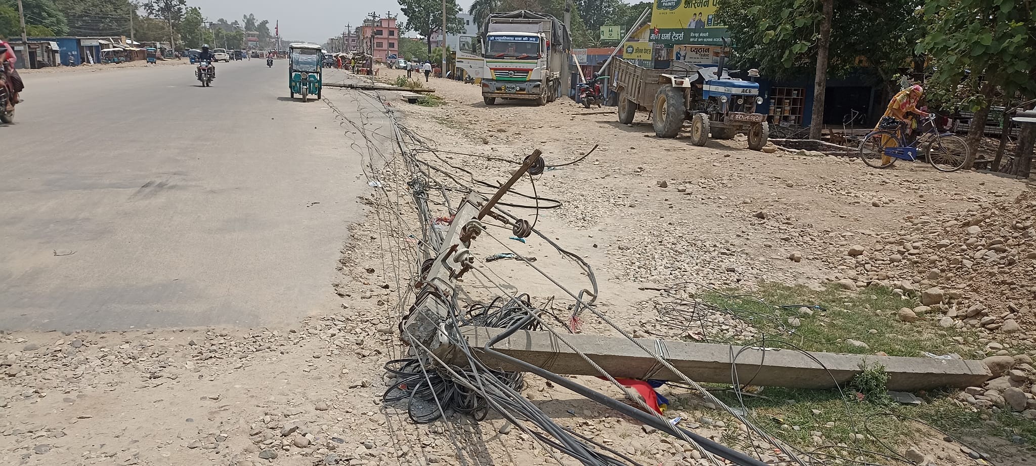 विद्युतको नाङ्गो तार चार दिनदेखि सडकमाः कार्यालय भन्छ पैसा जम्मा नहुँदासम्म काम हुन्न