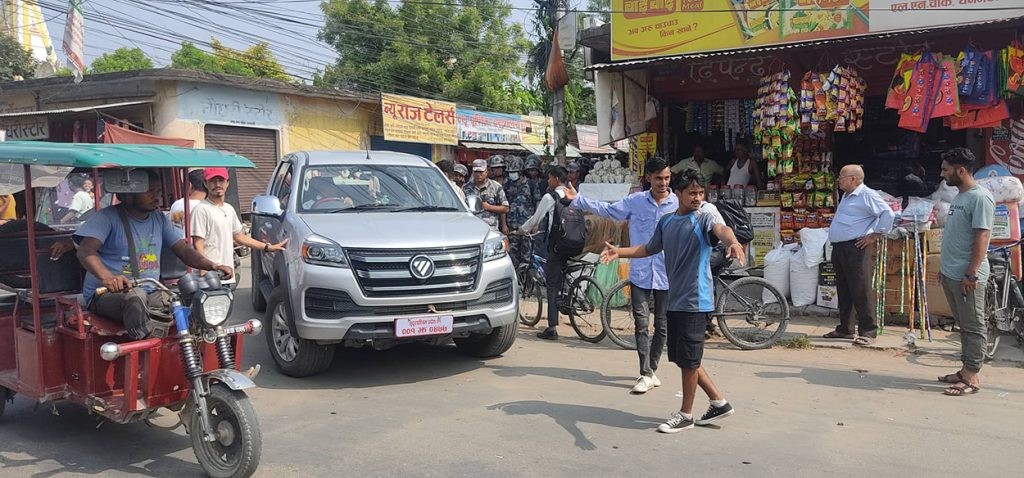 एमाले कार्यकर्ताले सरकारी गाडीका चाबी खोसे