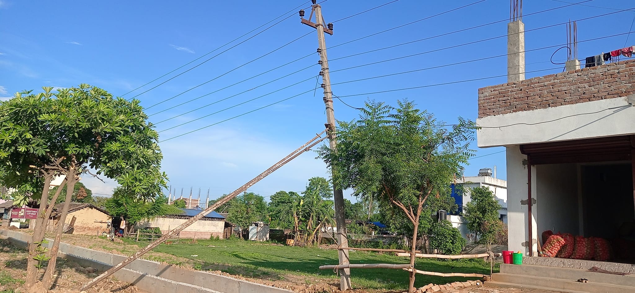 विद्युतको पोललाई फलामको टेको