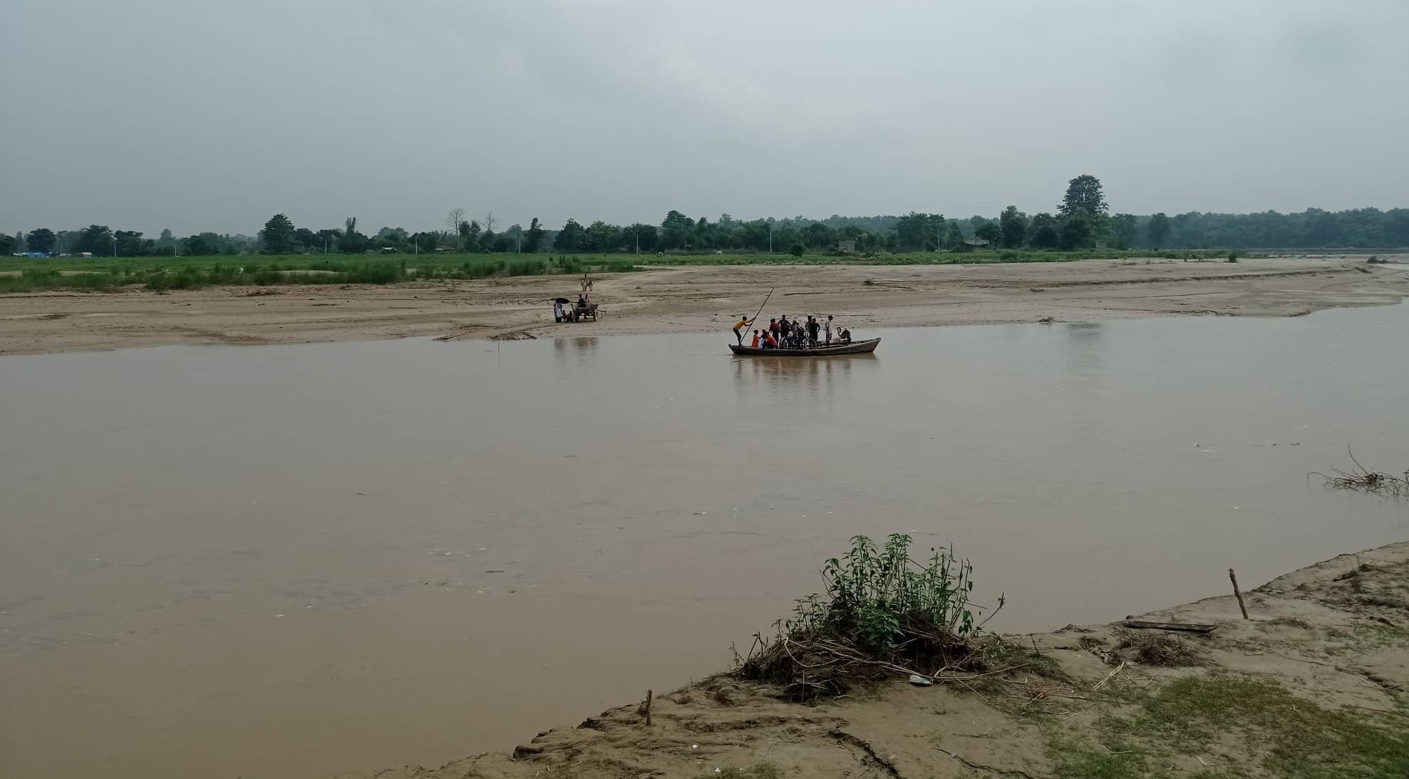 तटबन्ध भत्काएर नदी गाउँ पसेपछि १६ घर विस्थापित