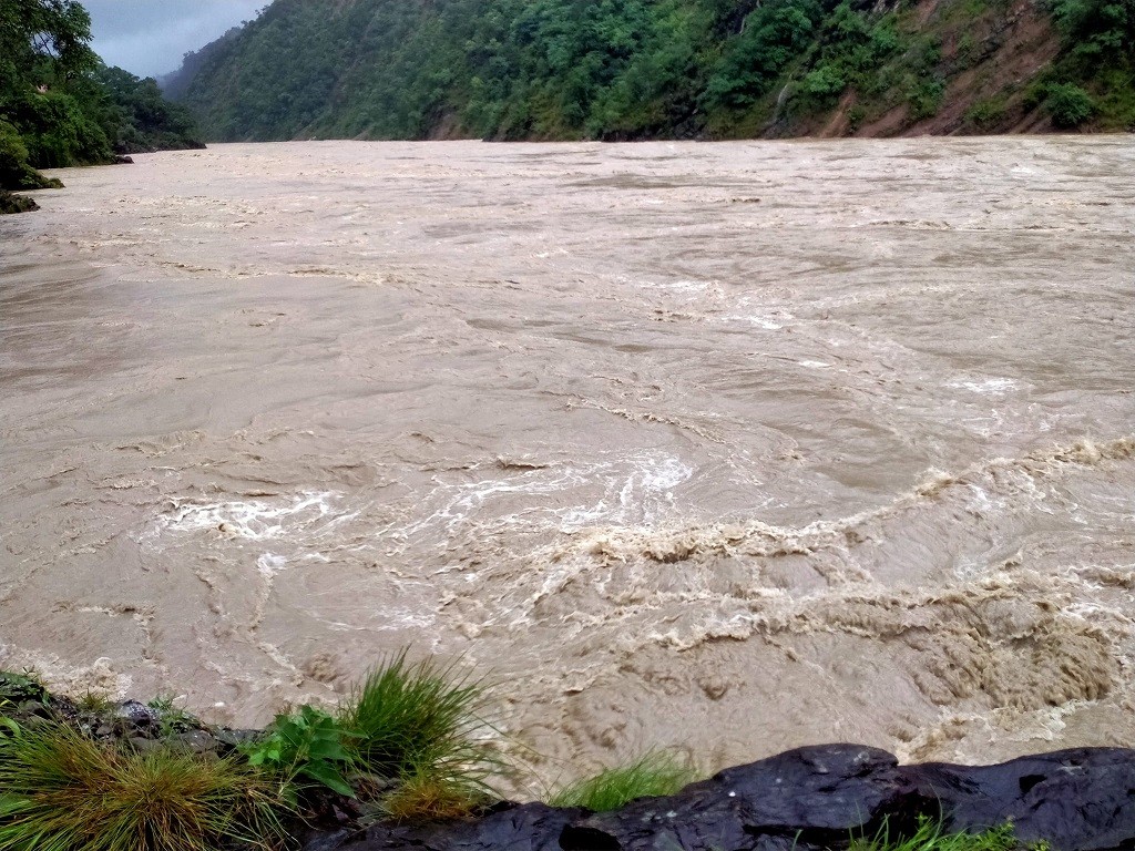 कर्णाली नदीमा पानीको सतहले खतराको तह पार गर्यो