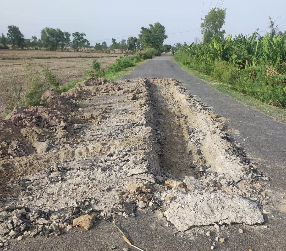 विवादित सडक आफ्नै खर्चमा बनाउँदै प्राविधिक जोशी