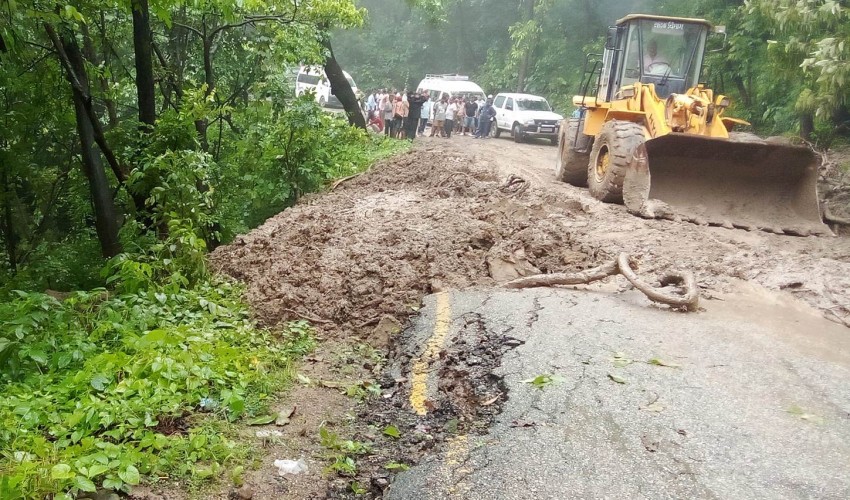 सुदूरपश्चिमका पहाडी जिल्लाको सडक अवरुद्ध