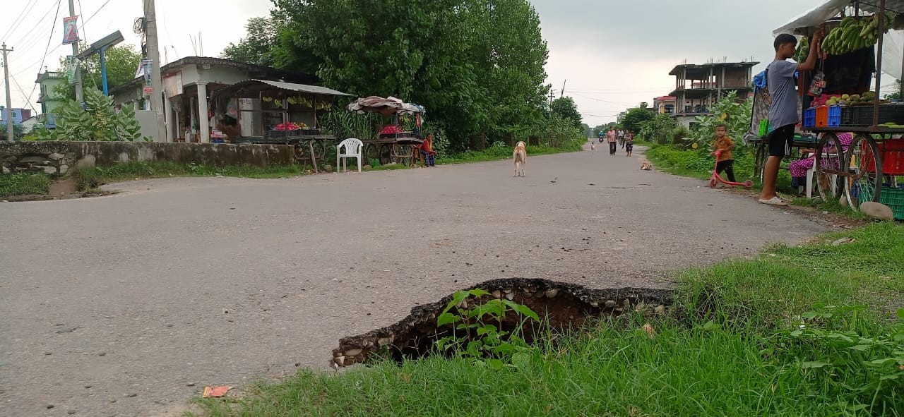 टीकापुर-खक्रौला सडकमा भ्वाङ, दुर्घटनाको खतरा