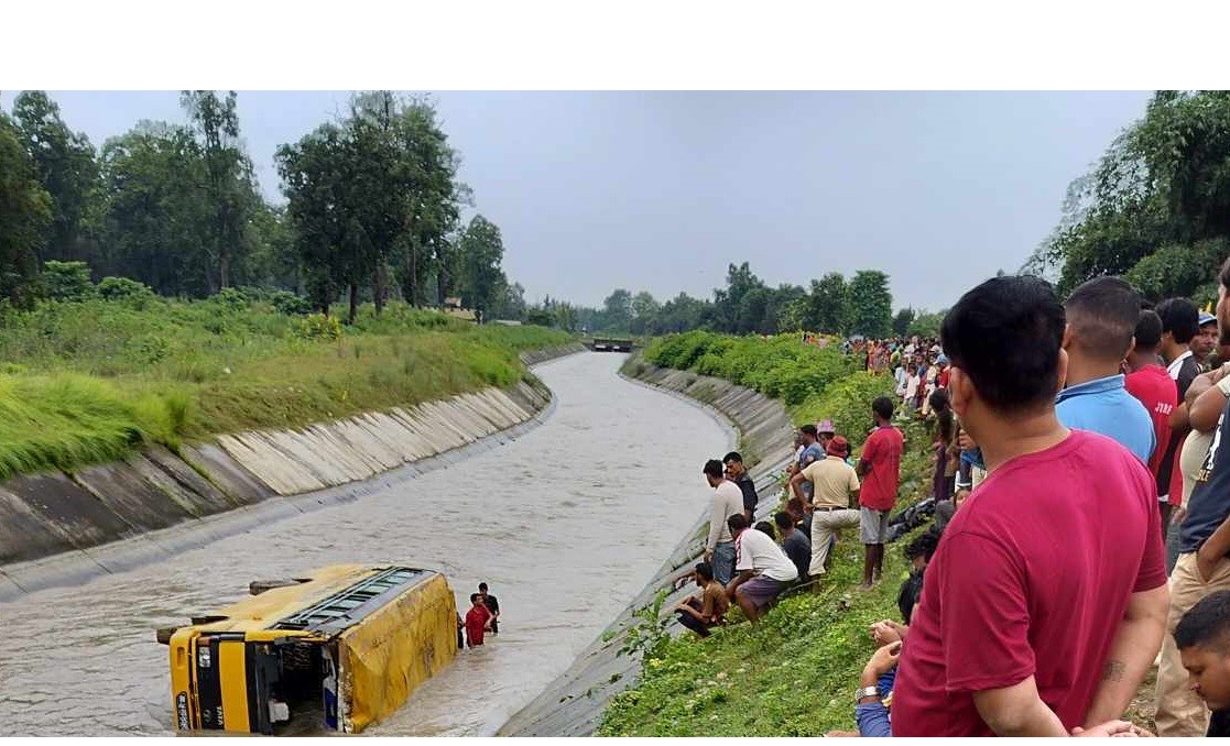 स्कुल बस दुर्घटनाः १५ विद्यार्थी घाइते