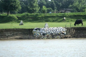 बाढीले दुई सीमास्तम्भ बगायो, दर्जनौँ जोखिममा