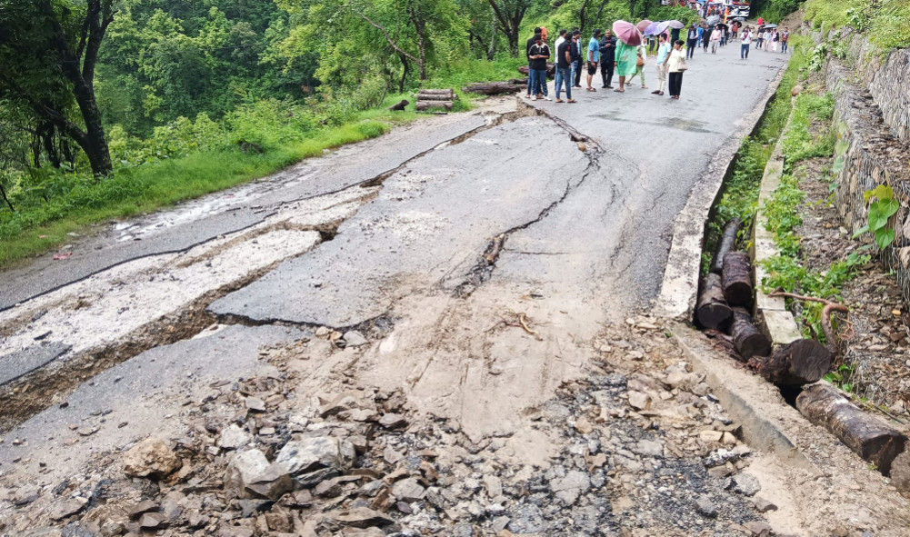 पहाडी जिल्लामा पहिरोले सडक अवरुद्ध