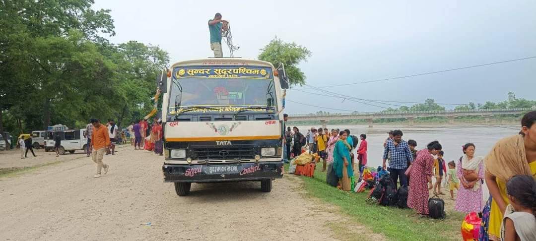 गौरीफन्टा पलियाबीच यातायात ठप्प, खक्रौलामा चहलपहल बढ्यो